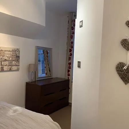 Blue Whale 2 Bedroomed 2nd Floor Appt With Sea Views, & Wifi *